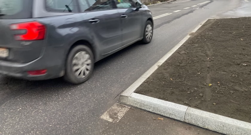 MZUiM chciał dobrze, a wyszło jak wyszło. Zieleniec na ulicy w centrum Katowic stwarza zagrożenie dla kierowców