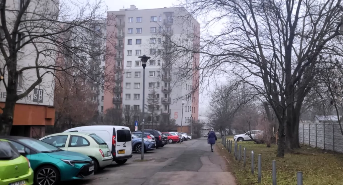 Na os. Paderewskiego jest ciąg samochodowo-pieszy. Mieszkańcy boją się, że zamiast wybudować chodnik, miasto sprzeda działki deweloperowi