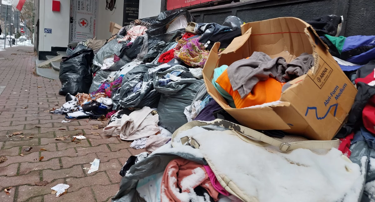 Ubrania walały się na ulicy w Katowicach. Ktoś pozbył się śmieci, udając pomaganie potrzebującym 