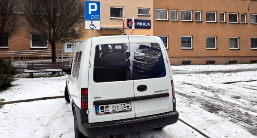Przyjechał do komendy policji samochodem, mimo zakazu prowadzenia pojazdów
