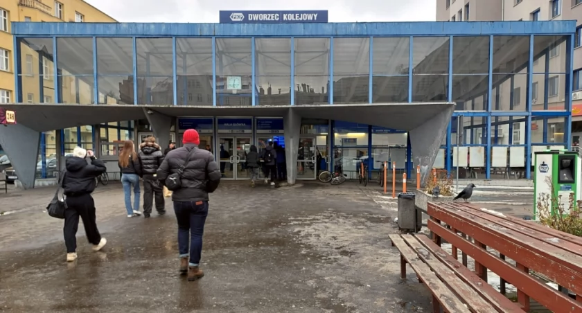 Przebudowa dworca i placu rodem z lat 90. ma ruszyć w tym roku. PKP zapowiadają przetarg