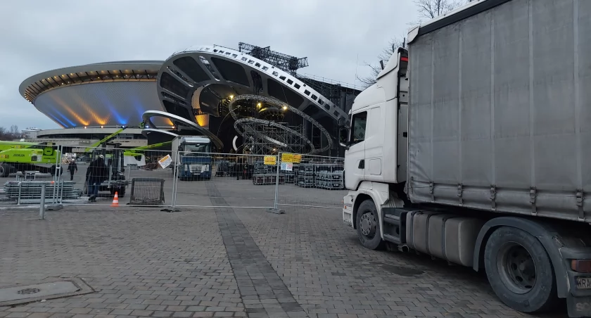 Sylwestrowa scena nadal stoi przed Spodkiem. Demontaż potrwa kilka dni