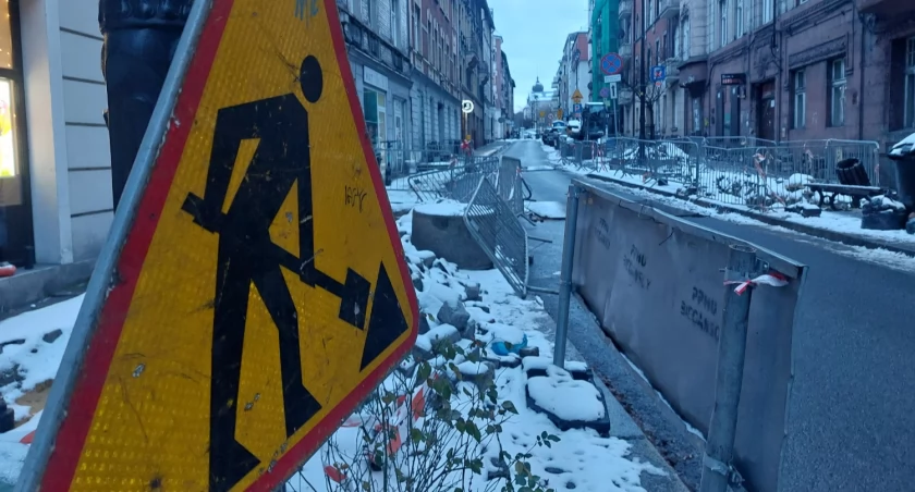 Rozkopana ulica w centrum Katowic. 