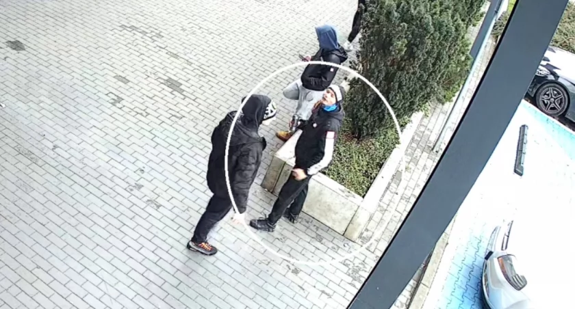 Pobili mężczyznę w markecie. Policja publikuje zdjęcia
