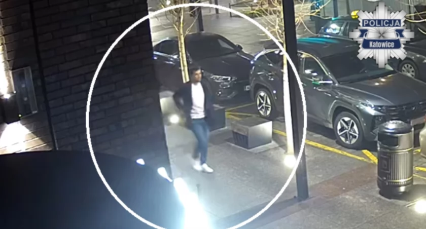 Pobicie w centrum Katowic. Mężczyzna ze zdjęcia kopał pokrzywdzonego
