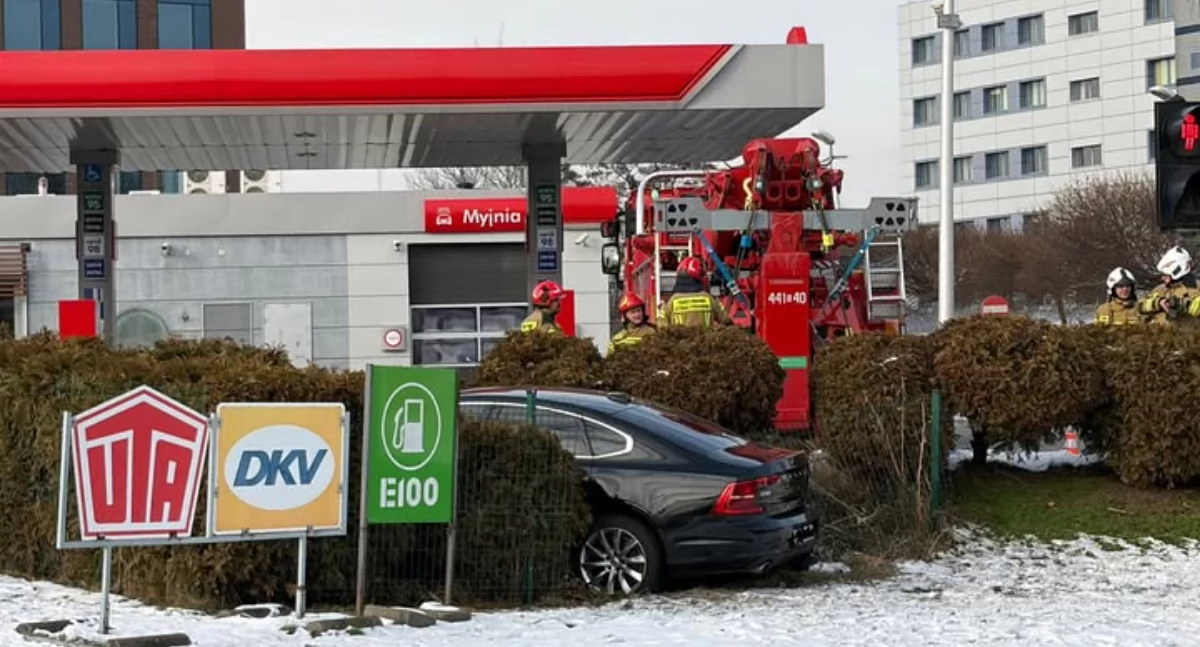 Samochód wjechał w zbiorniki gazu na stacji Orlen. Gaz wyciekał, a strażacy musieli czekać na serwis