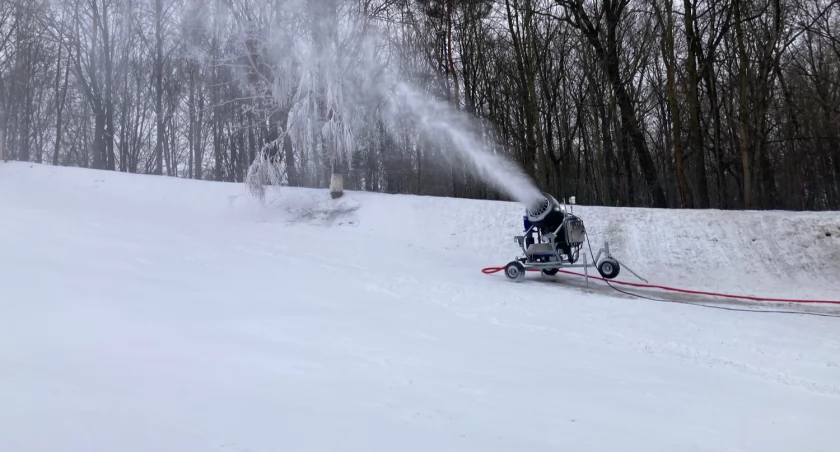 W Katowicach jak w górach. Trwa sztuczne naśnieżanie górki w Parku Kościuszki