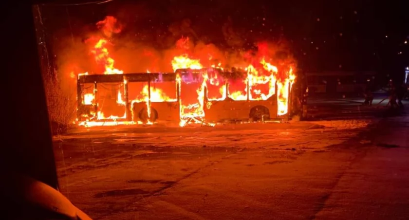 Nocna akcja strażaków. Autobus spłonął na zajezdni w Katowicach