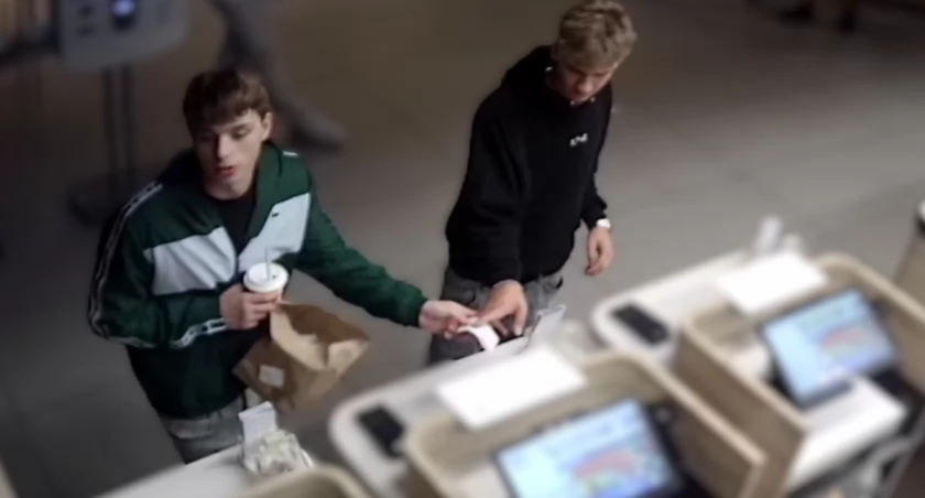 Pobicie w centrum Katowic. Policja szuka tych mężczyzn