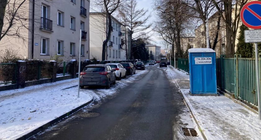 Remont krótkiej ulicy w centrum Katowic trwa już trzy razy dłużej niż powinien, a wykonawca układał kostkę brukową w czasie mrozów