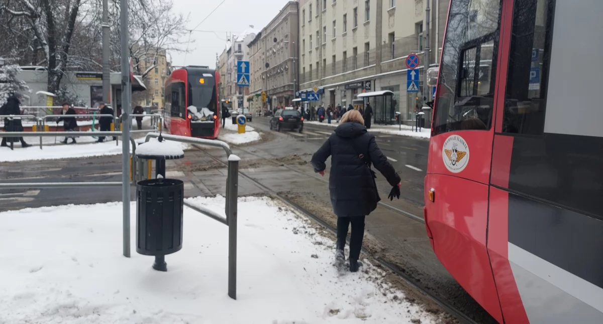 Korek tramwajów w centrum Katowic. Osobówka zderzyła się z autobusem