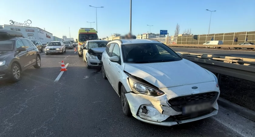 Kilka samochodów zderzyło się na węźle autostrady A4 w Katowicach. Korek jest coraz dłuższy