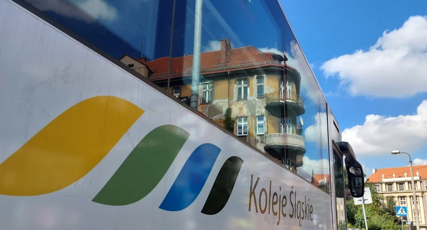 Autobusy za pociągi omijają dworzec kolejowy i zatrzymują się na autobusowym. Ludzie biegają w nocy pomiędzy dworcami