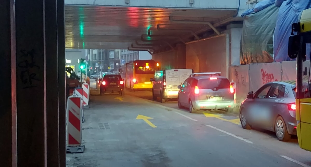 Zamieszanie po zmianach pod wiaduktami. Autobus jedzie pod prąd, kierowcy ignorują zakazy, a piesi chodzą na skróty