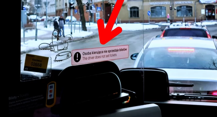 „Osoba kierująca” w autobusach i tramwajach budzi duże emocje. Metropolia prosto wyjaśnia treść naklejki