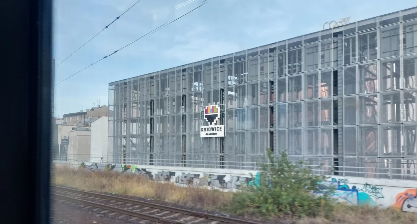 500 tys. złotych wpływów i 1,7 mln złotych kosztów. Na maszynach parkingowych nadal pustki, a miasto nic z tym nie robi