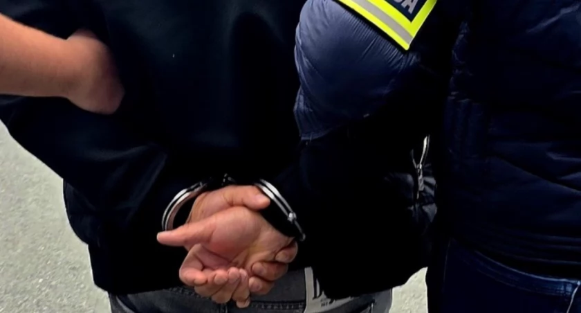 Jechał autem po alkoholu, z zakazem prowadzenia i miał narkotyki. Drogówka zatrzymała go do kontroli