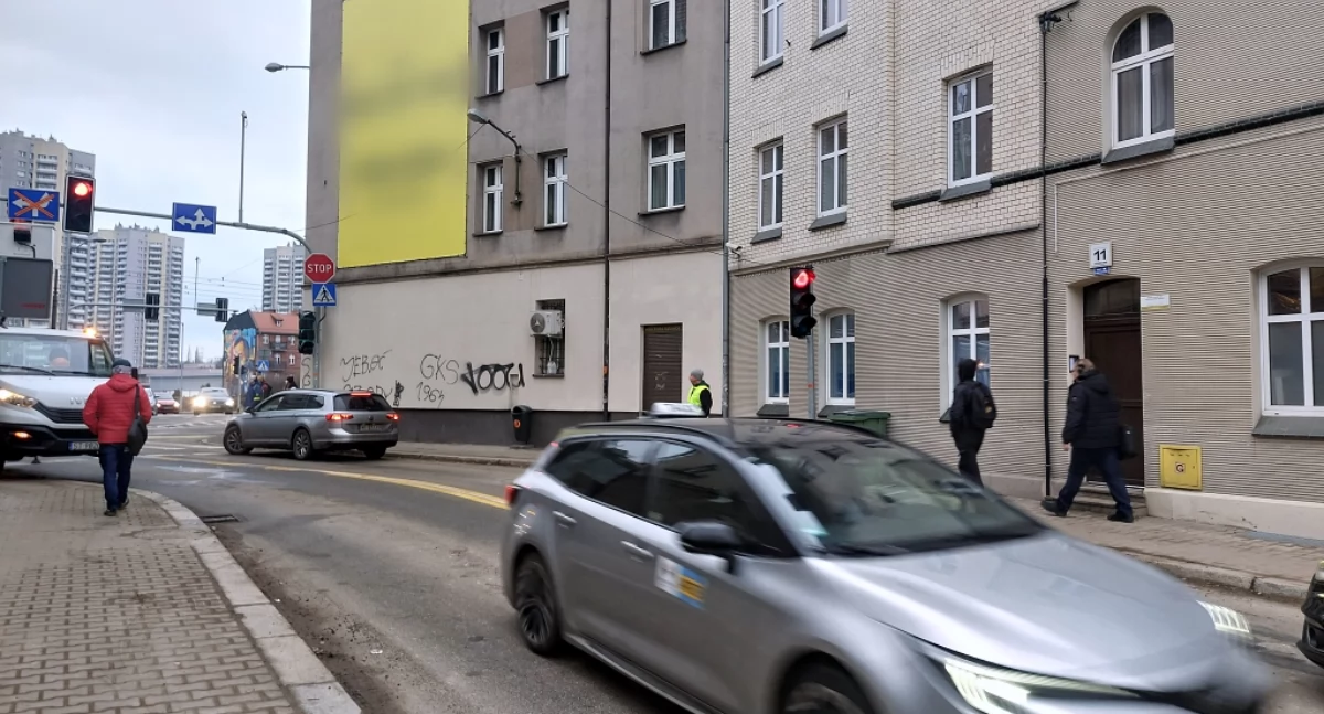 Piesi nadal chodzą pod wiaduktem. Kierowcy mają dwa zamiast trzech pasów w stronę południowego centrum