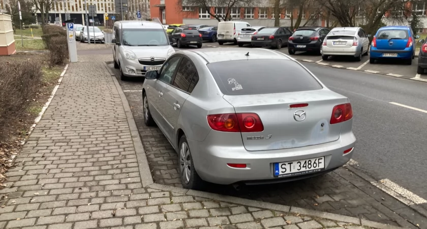 MZUiM nakłada dodatkowe opłaty za nieopłacony postój na parkingu na osobę, która nie jest i nigdy nie była właścicielem skontrolowanych samochodów