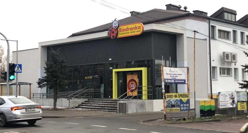 Wkrótce otwarcie Biedronki na południu Katowic. Towar już na półkach, ale mieszkańcy muszą czekać