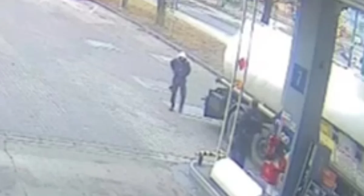 Mężczyzna zaczął mierzyć do policjanta. Drugi funkcjonariusz zaszedł go od tyłu