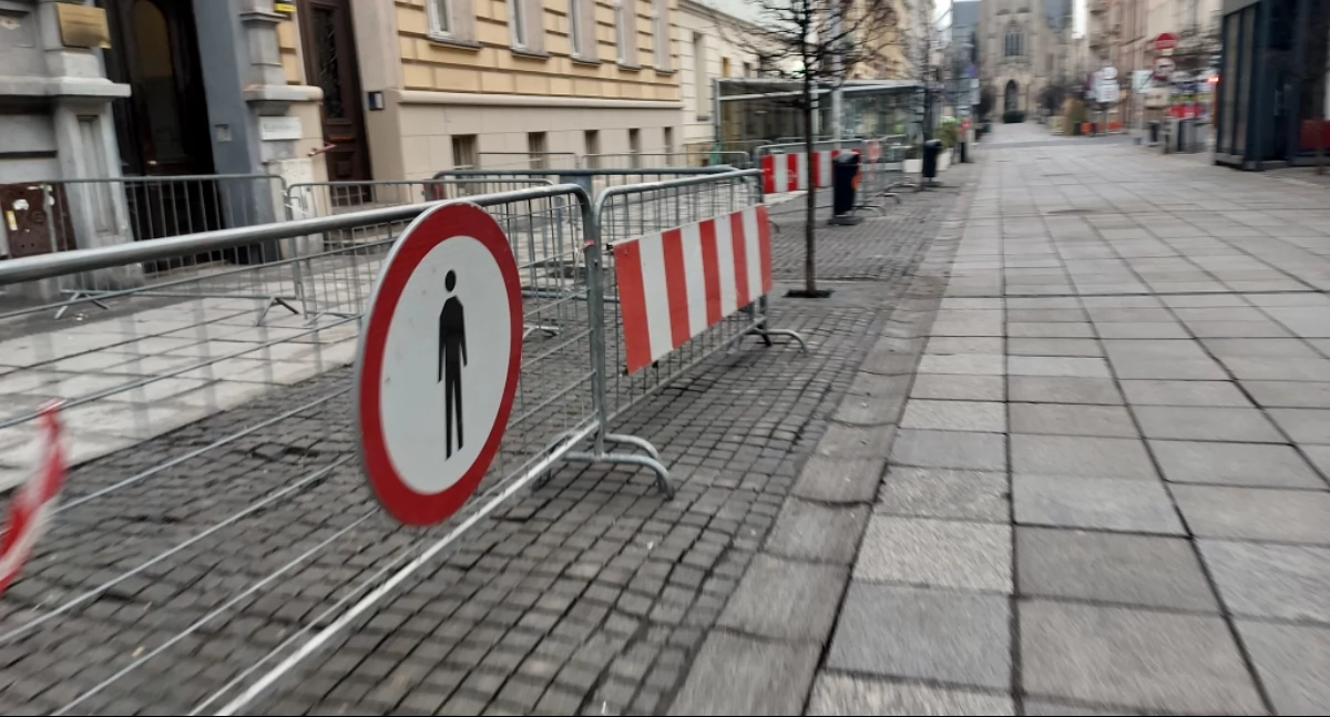 „Fale” i barierki na Mariackiej. Są poważne problemy z chodnikami w centrum Katowic