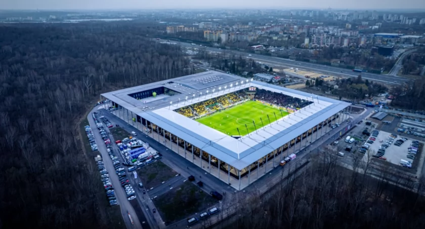 Panele na dachu, pompa ciepła i magazyn. Miasto inwestuje w energię dla stadionu miejskiego