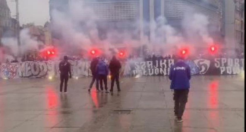 Kibole Ruchu Chorzów odpalili race i skandowali wulgarne hasła na rynku w Katowicach. Policja była obecna, ale nie interweniowała