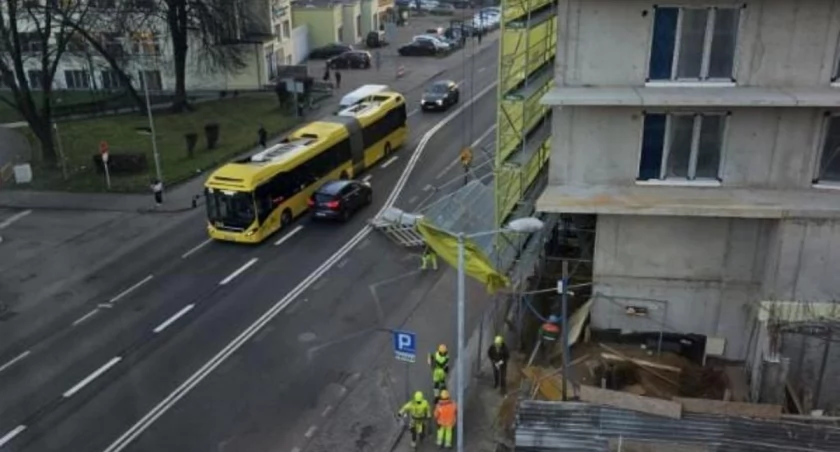 600-kilogramowa płyta spadła na jezdnię z 20 metrów. Prokuratura zajmuje się zdarzeniem na budowie apartamentowca
