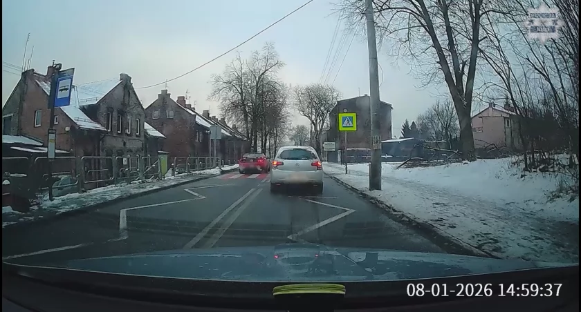 Rozpędzony Ford Mustang wyprzedza na pasach. Kierowca dostał wysoką karę