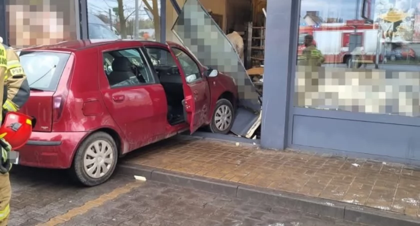 Kierowca wjechał do cukierni samochodem. Dostał mandat i skierowanie na badania 