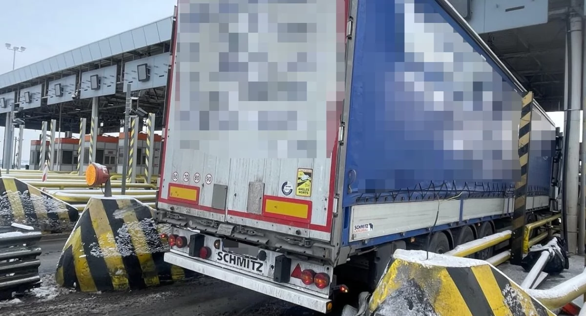 Utrudnienia na autostradzie A4. Ciężarówka wjechała w bramki