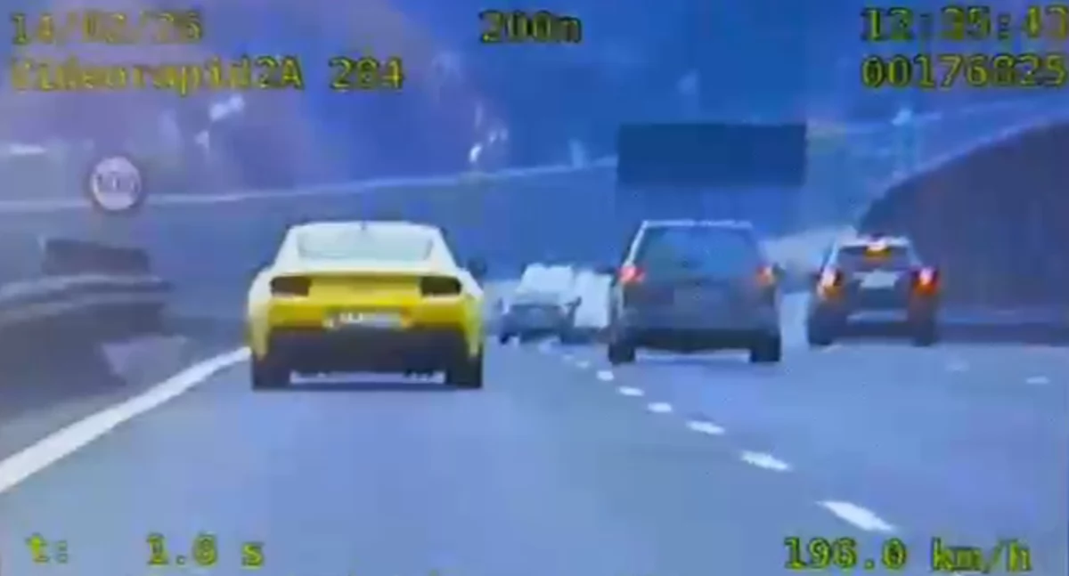 Żółty Mustang i 200 km/h. Kierowcę Forda dogoniła policyjna Kia