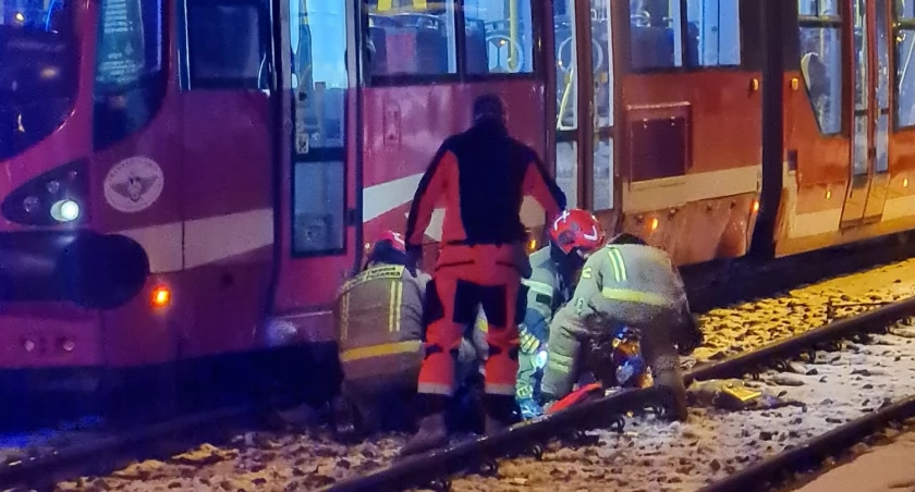 Mężczyzna wszedł prosto pod jadący tramwaj. Został uwięziony pod wagonem i oskalpowało mu nogę