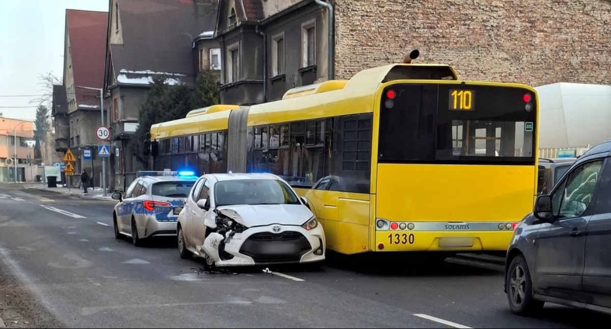 Stłuczka na Dębie. Toyota zatrzymała się na środku drogi