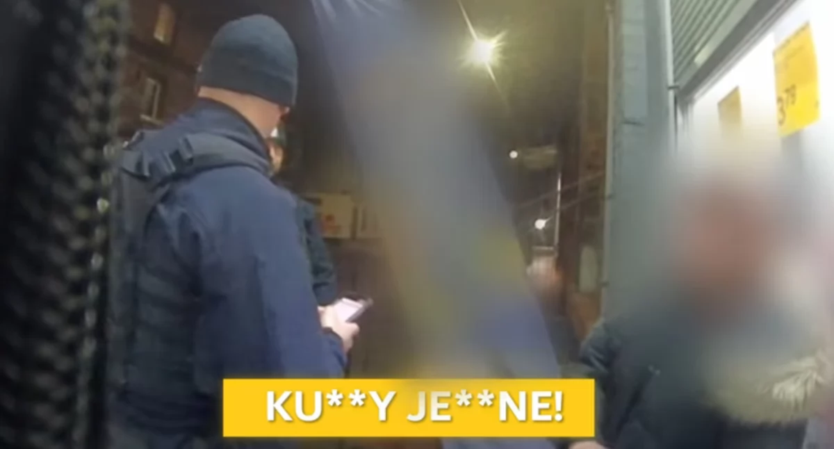 Policjanci usłyszeli wyzwisko z przejeżdżającego auta. Kierowca był pijany, a pasażer poszukiwany