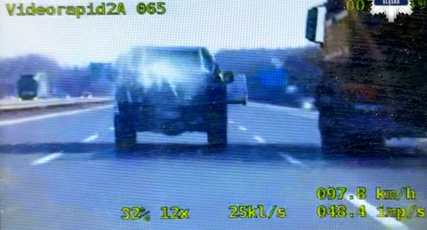 Na autostradzie A4 bryła lodu spadła z dachu samochodu wprost przed policyjnym radiowozem [WIDEO]