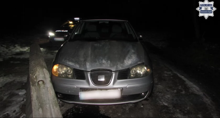 Nastolatek pod wpływem narkotyków prowadził samochód i uciekał przed policją. Zatrzymał się na betonowej zaporze