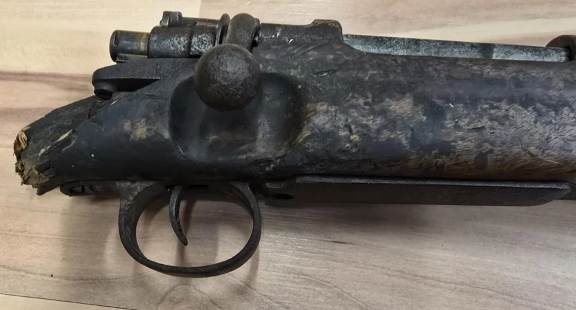 Karabin z I wojny światowej pod podłogą. Został znaleziony podczas remontu