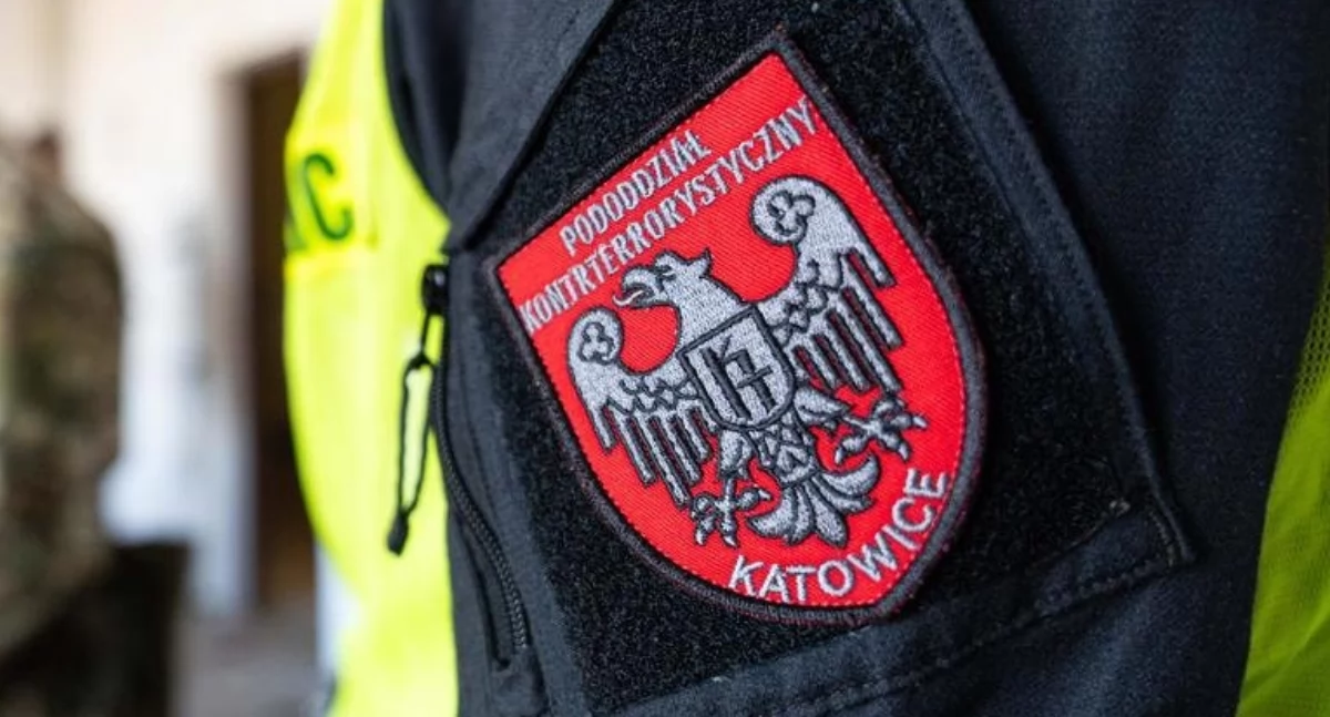 Agresor zaatakował szablami policjantów i został postrzelony. Mężczyzna zmarł w szpitalu