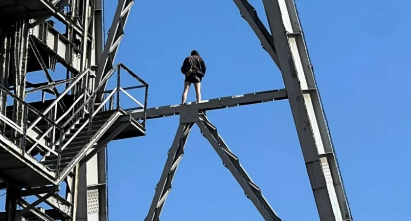 Mężczyzna wspiął się na wieżę przy Silesia City Center. Na miejscu są wszystkie służby [AKTUALIZACJA]