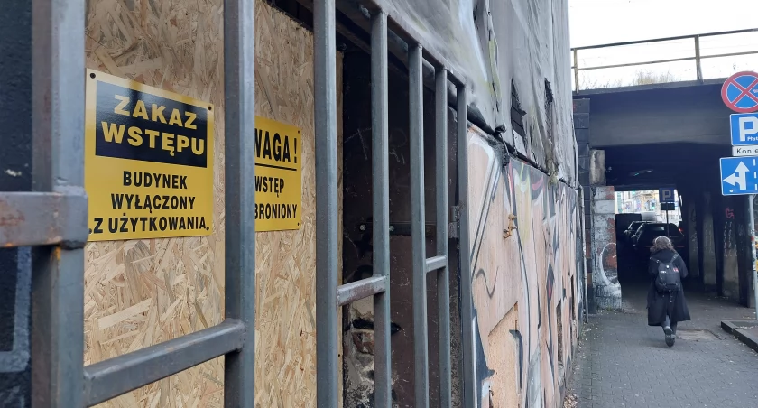 W opuszczonej kamienicy w centrum Katowic znowu się paliło. PKP: „Budynek został zabezpieczony z każdej strony”