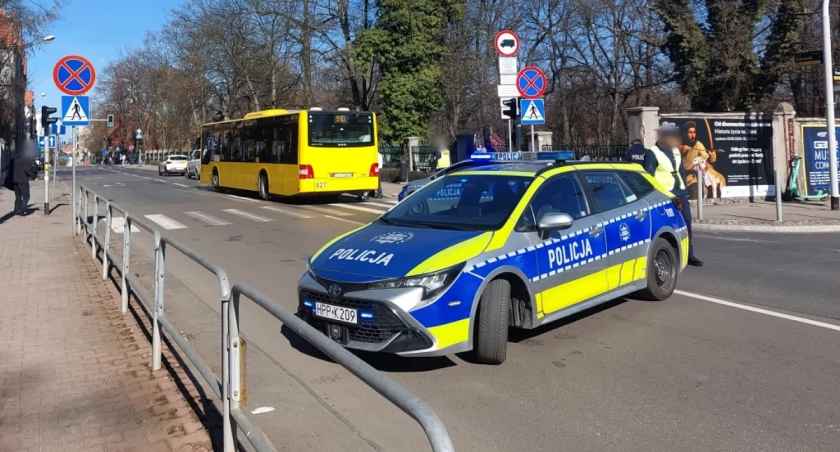 Autobus potrącił pieszą w centrum Katowic. Ranna kobieta przewieziona do szpitala