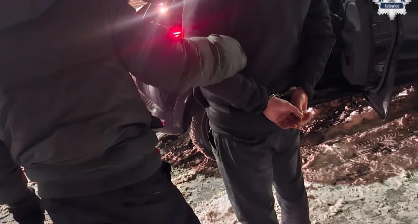 Policjanci zatrzymali do kontroli Mercedesa. Ich podejrzenia wzbudziły ślady białego proszku wokół nosa pasażera