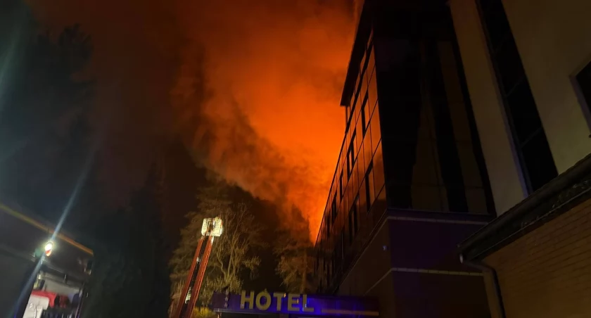 Nocny pożar hotelu. Paliły się m.in. panele fotowoltaiczne