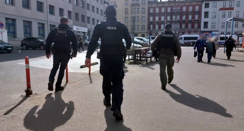 Ewakuacja dworca w Katowicach. Policja wstrzymała ruch pociągów