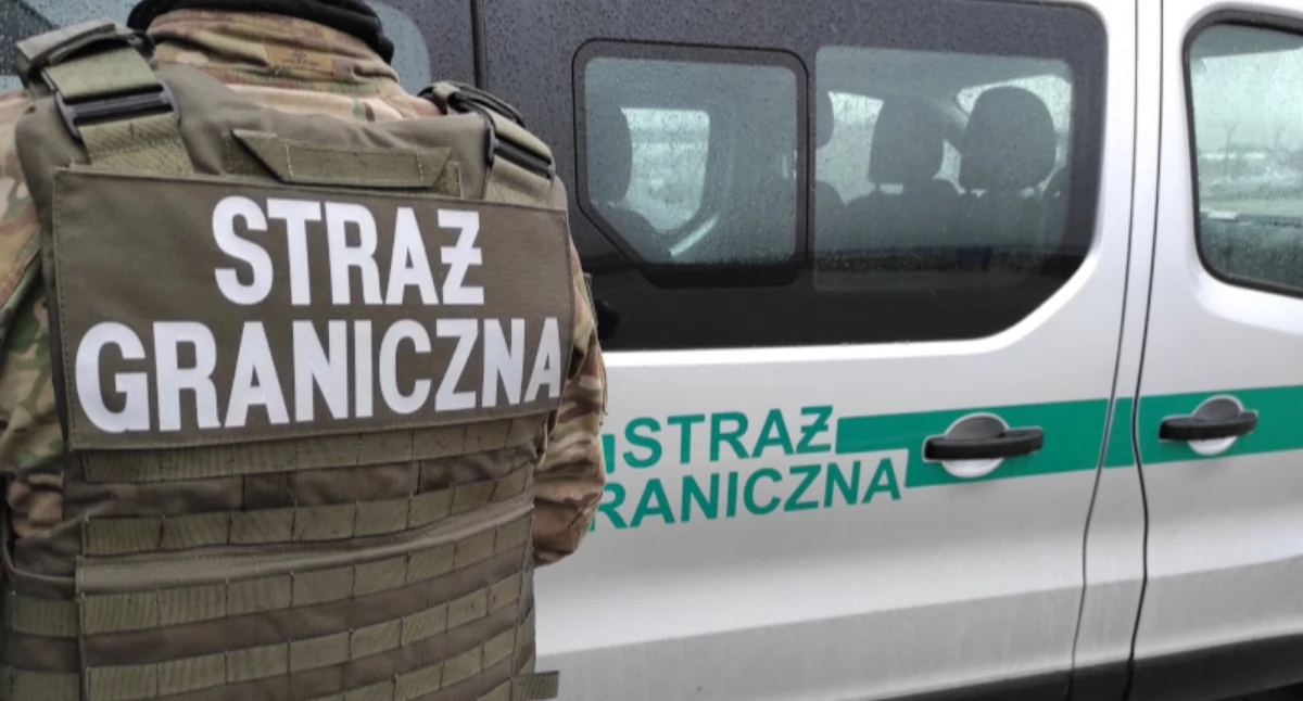 Spał na klatce schodowej, dookoła leżały woreczki. Mężczyzna zaatakował strażników miejskich