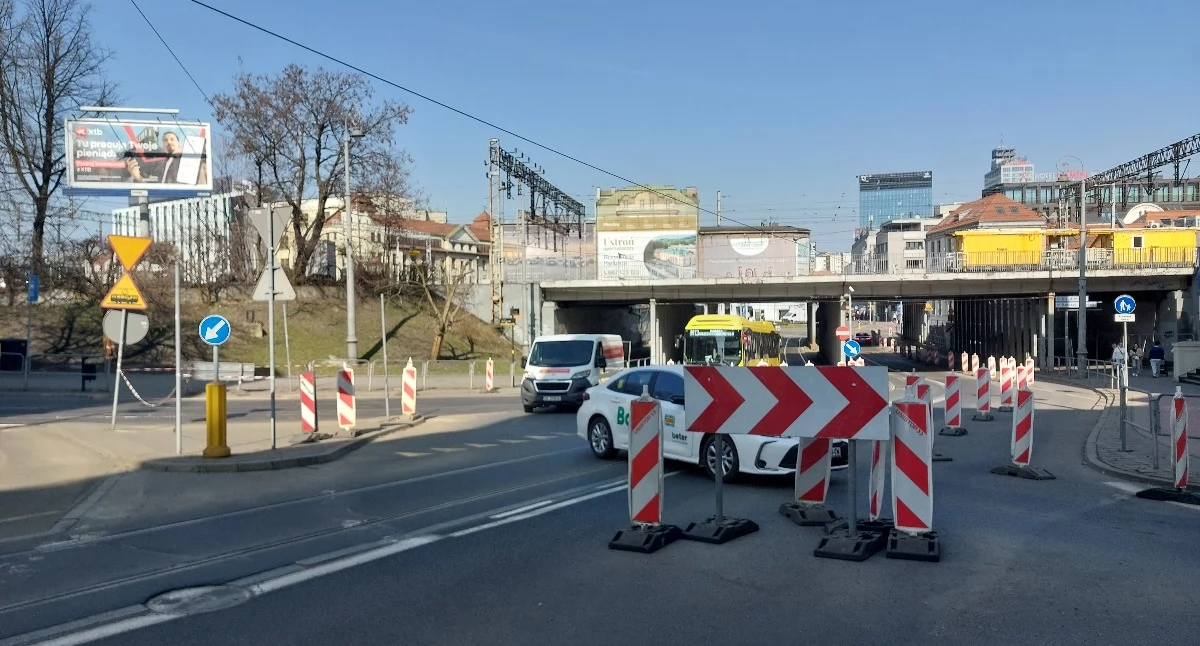 Był zakaz skrętu na ul. św. Jana, ale miasto zmieniło zdanie. Nie poinformowano o tym jednak kierowców 