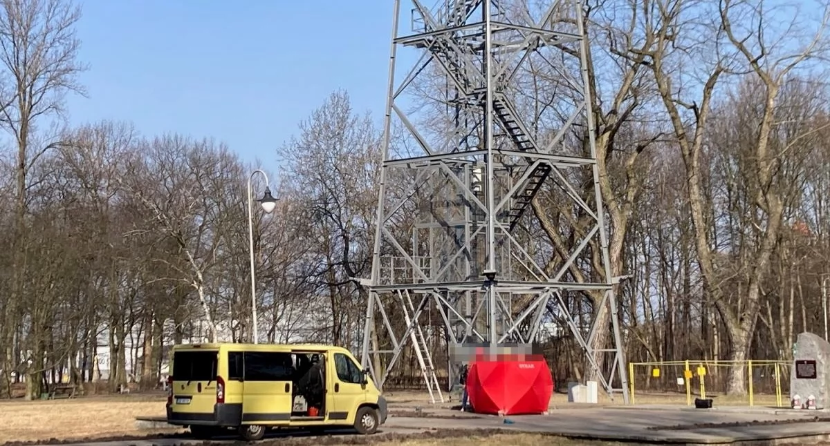 Mężczyzna, który skoczył z wieży spadochronowej w Parku Kościuszki, wcześniej się podpalił