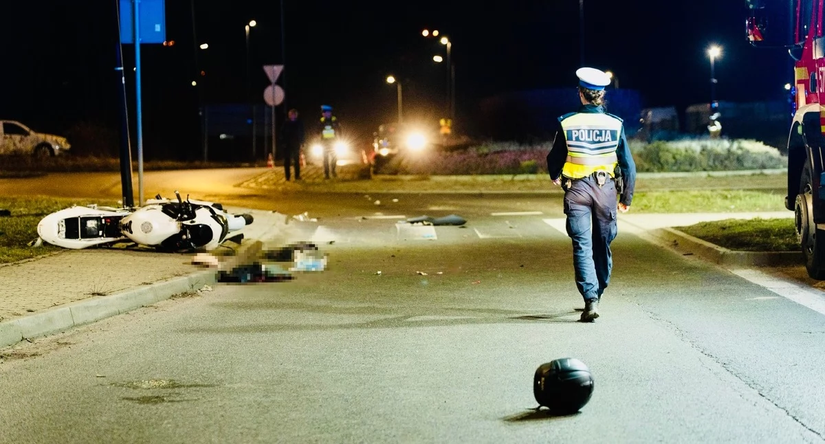 Pijany motocyklista z sądowym zakazem spowodował wypadek. Pasażerkę zabrał śmigłowiec LPR